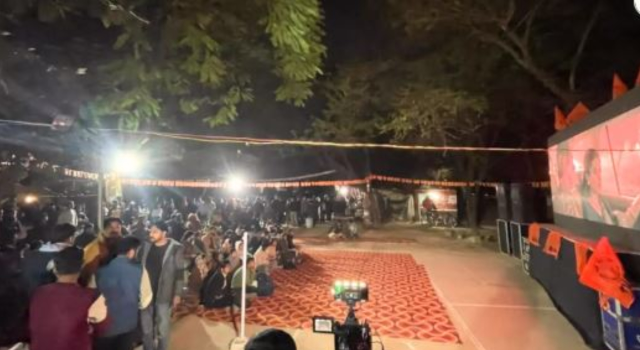 एक बार फिर से JNU में हिंदी फ़िल्म को लेकर बड़ा बवाल, इस बार भी फ़िल्म की स्क्रीनिंग को रोक दिया गया और पोस्टर्स को फाड़ा गया है. 1 New Project 83