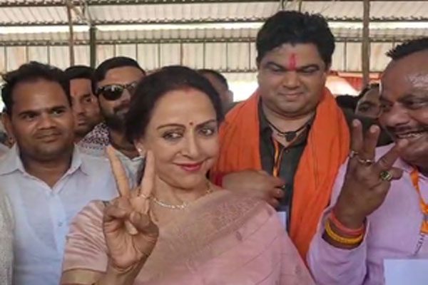 फिल्मी सितारों का राजनीति में दबदबा, ग्लैमर से संसद तक का सफर 4 hema malini