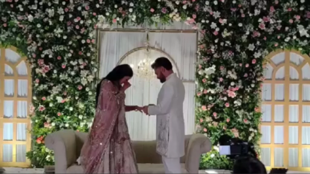 क्रिकेटर रिंकू और सपा सांसद प्रिया की हुई सगाई, स्टेज पर रो पड़ी प्रिया, अखिलेश यादव समेत कई दिग्गजों ने की शिरकत 1 New Project 2025 06 08T165600.592
